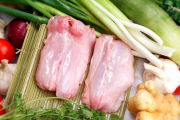 La carne de conejo es blanca, por lo que es recomendada en dietas por tener menos aporte calórico.
